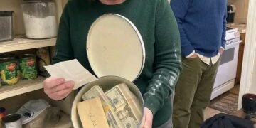 Мама спрятала деньги в банке из-под муки, чтобы спустя годы раскрыть правду о моей компенсации