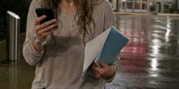 Он уехал на семейный юбилей, оставив жену после выписки из больницы