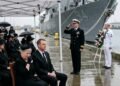 На церемонии награждения брата командир отдал честь его «неудачливой» сестре