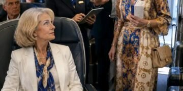 Она считала мать обузой, но случайная встреча на борту раскрыла семейную тайну
