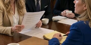 Клэр отказалась подписывать бумаги и раскрыла тайну наследства свёкра