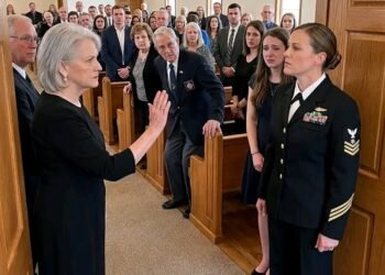 Дочь пришла на поминальную службу отца в военной форме, но мать попыталась не пустить её в зал