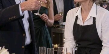 На открытии ресторана отец высмеял мою профессию, но инвестор неожиданно попросил позвать именно меня
