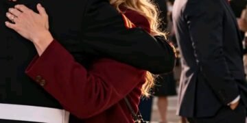 Мой сын оставил мне чёрную банковскую карту и попросил дождаться его.